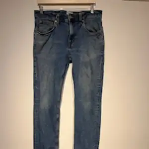 Blåa vintage jeans i hyfsat bra skick. Är dock fullt fungerande och säljs billigt pga skicket