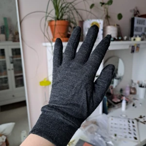 Hestra undervantar - Säljer dessa Hestra vantar som man kan ha under de andra vantarna jag säljer! Värmer mycket bra. Orginalpris 400kr.