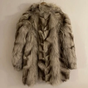 Pälsjacka  - Inköpt på plick. Jätte fin äkta päls som håller värmen. Har en lite skavank på en av fickorna. 