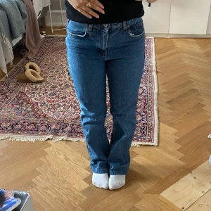 Jeans - Raka jeans med medelhög midja i en lite mörkare blå färg. De är från Mango där ordinariepriset var 499kr. De är använda ganska mycket men är i princip som nyskick. Storleken är 38. Skriv om ni är intresserade eller har nån fråga!💘