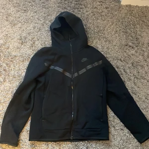 Svart Nike tech fleece - Säljer nu min svarta Nike tech fleece i killmodell men passar även tjejer då jag som tjej använt den! Skriv gärna vid frågor eller bilder av hur den sitter på💕