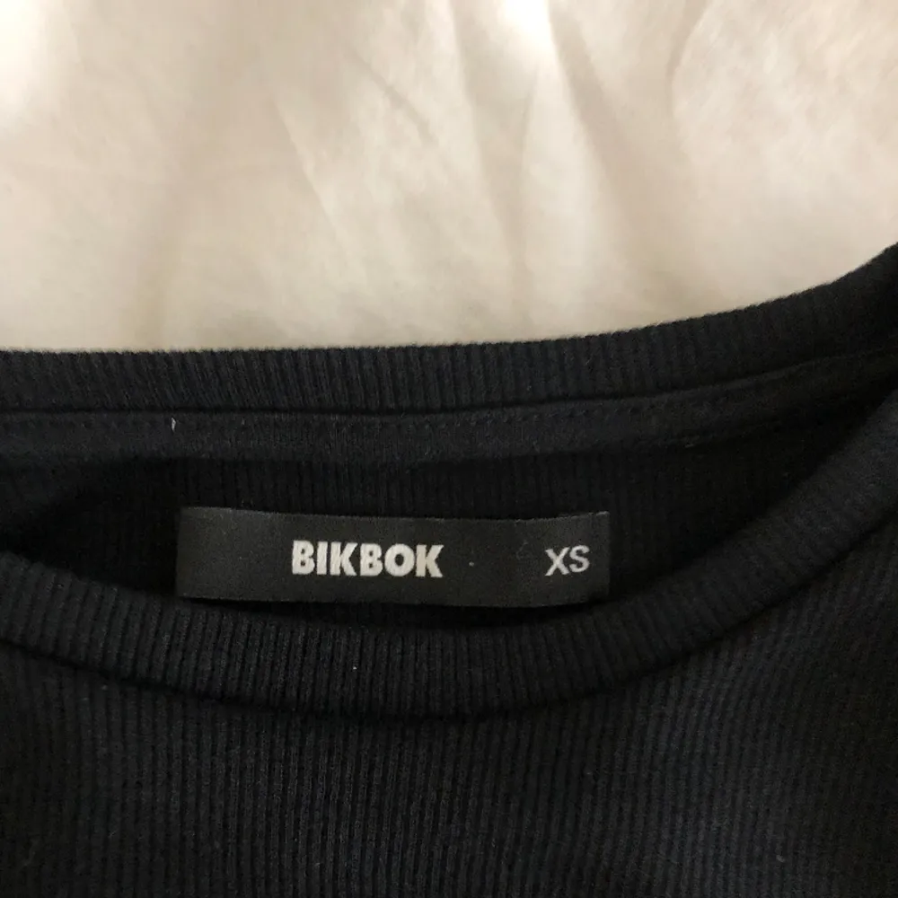 Helt vanlig svart topp från Bikbok i storlek Xs, kommer inte till användning längre därför vill jag sälja den💕Den är som nyskick.. T-shirts.