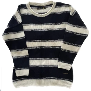 Tröja - Finstickad randig tröja med kort armar. Har inga tecken på användning och är i mycket bra skick