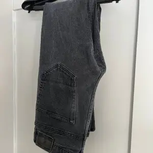 Ett va sjysta svarta jeans från Lager 157 i passform standard slim  För fler frågor kontakta oss🤝