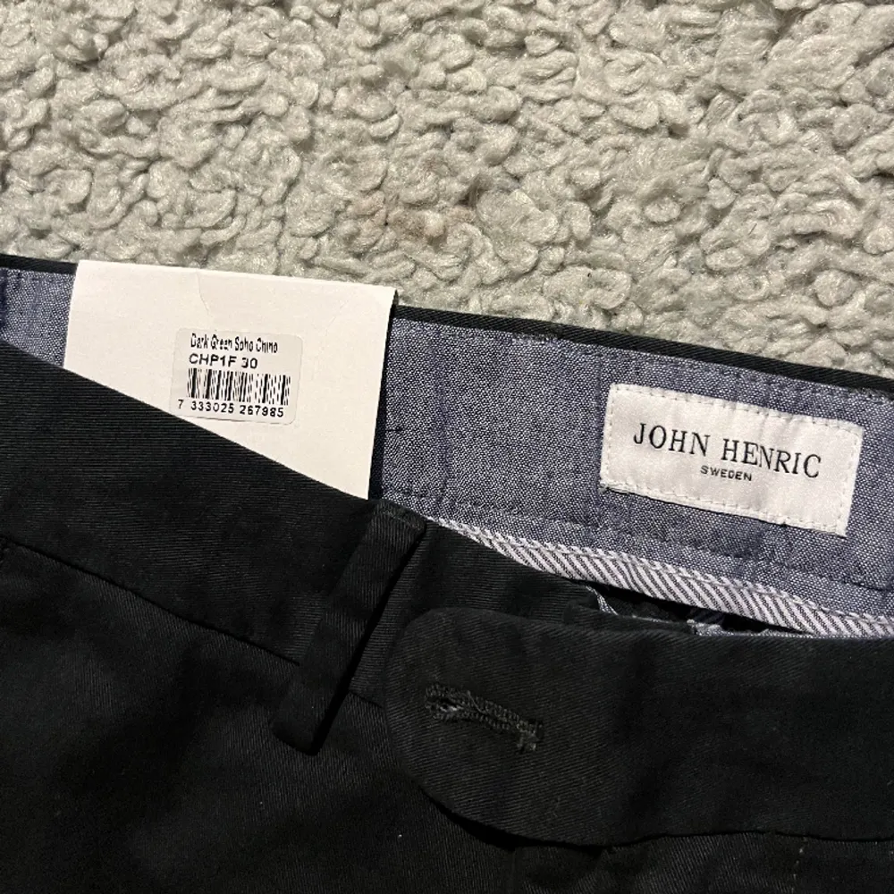 Säljer pga felköp! Storlek 31 i midjan, av modelle men Soho. Svarta. 899 kr i nypris. . Jeans & Byxor.