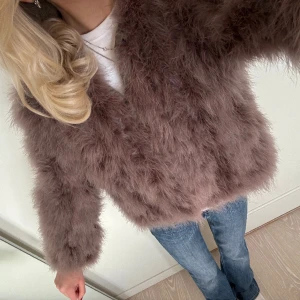 Fjäder/ pälsjacka  - Helt stört snygg päls/ fjäderjacka från märket Yu & Me Paris, den är sparsamt använd men har några fläckar på insidan från min parfym som borde gå bort om man tvättar den men det är absolut inget som stör , skickar bild på de privat🥰