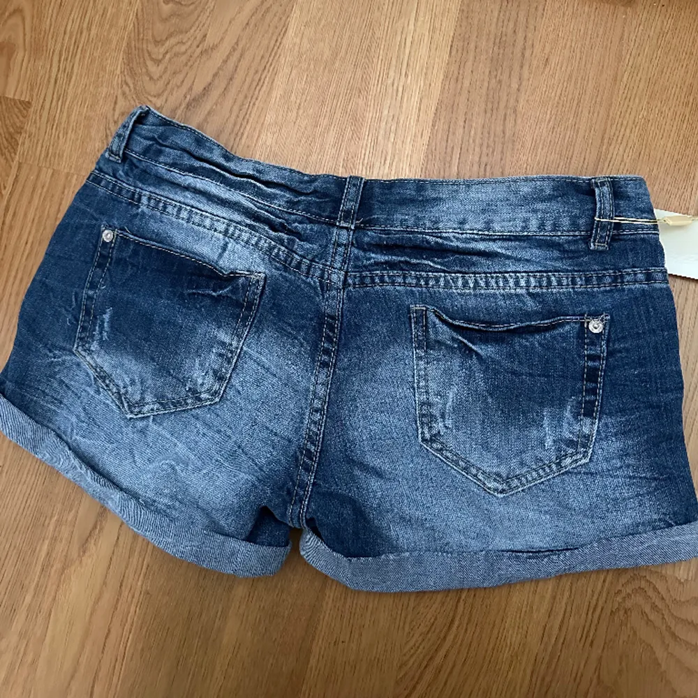 Säljer dessa jeansshorts i strl 40. Aldrig använda. Extremt små i strl så passar 36/38. Prislapp mm finns kvar. Shorts.
