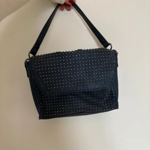 Väska med nitar - Superfin väska med ”nitar”💕 sparsamt använd 