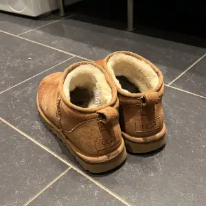 Säljer mina uggs i färgen ”Chestnut”, populär färg som säljer fort. Storlek 39. Nyinköpta denna höst, kvitto finns vid önskemål. Jag köpte de för 2100kr säljer de för 1700kr!! 🤍