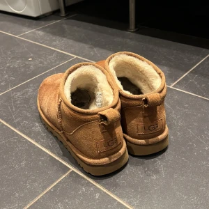 Uggs - Säljer mina uggs i färgen ”Chestnut”, populär färg som säljer fort. Storlek 39. Nyinköpta denna höst, kvitto finns vid önskemål. Jag köpte de för 2100kr säljer de för 1700kr!! 🤍