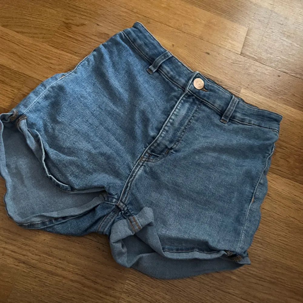 Jeans shorts säljes pågrund av att dom inte längre passar . Shorts.