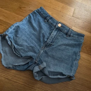 Jeans shorts  - Jeans shorts säljes pågrund av att dom inte längre passar 
