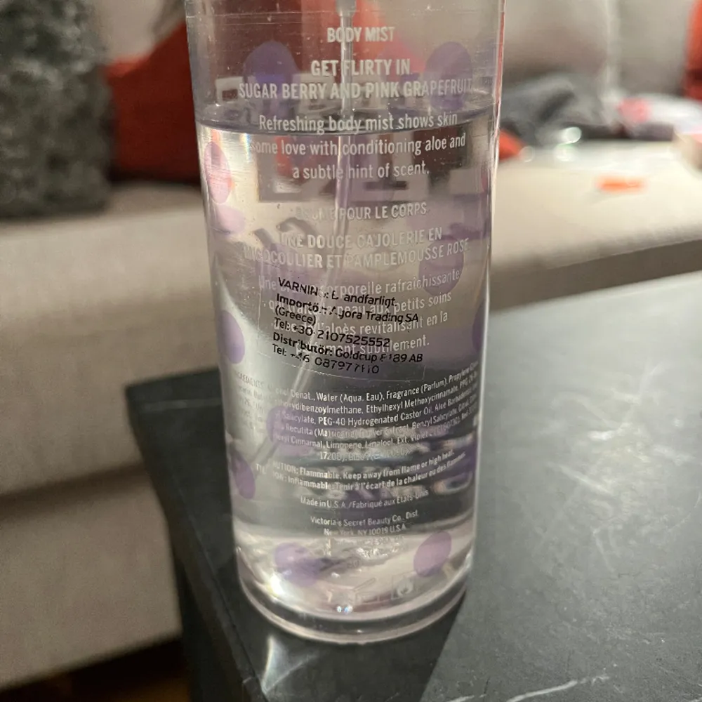 Victorias secret body mist sweet & flirty. Använd men mycket kvar (se bild), har tyvärr tappat bort locket. Har en till likadan upplagd på min sida med lock och mer parfym i.. Övrigt.