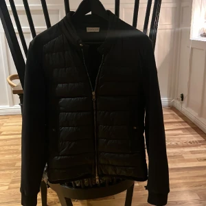 Moncler maglia cardigan - Säljer nu min cardigan då den börjar bli mindre, den har inga skador och skulle säga att den ät 8/10 i skick, bara att skriva om de är något. Ny pris 8k, den är helt äkta.