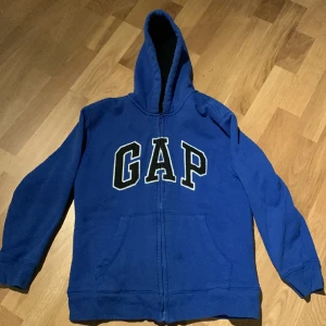 Gap Zip hoodie - Säljer denna superfina Gap zip hoodie  jag har köpt den tidigare på plick i storlek xs💕 