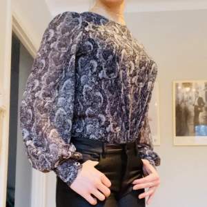 Stretchy blouse, large sleeves, perfect for office or night out. New condition.