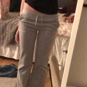 Grå juicy byxor  - Säljer mina juicy byxor som jag fick för ca ett år sedan, då dom inte kommit till så mycket användning.☺️Kom privat om ni vill ha fler bilder och detaljer💗frakt tillkommer och priset kan diskuteras❣️