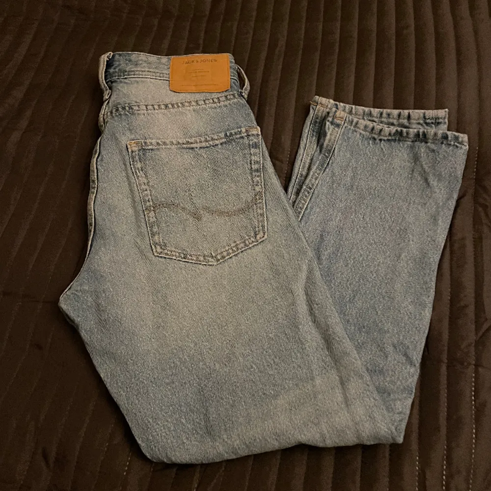 Blå baggyjeans från  Jack & Jones, modell Loose/Chris. Storlek:28/30. Nypris: ca 600-700kr. Knappt använda.. Jeans & Byxor.