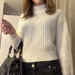 Stickad tröja - Vit stickad tröja. Bra skick💕 kommer ej till användning då jag har fler 