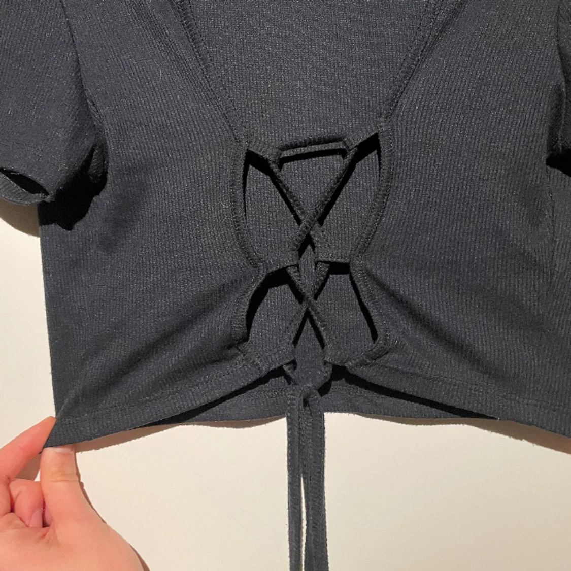 Svart kortärmad med knyte bak - 91