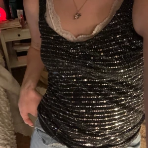 Fest topp! - Snygg glittrig fest topp köpt på Humana i år! 