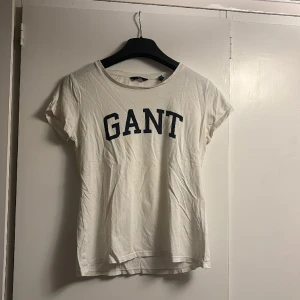 T-shirt  - Säljer denna t-shirt från gant då den tyvärr inte kommer till användning längre🫶🏻