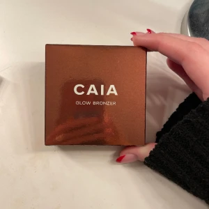 Caia glow bronzer - Säljer denna helt nya glow bronzer aldrig använd, helt oöppnad. Den är ljus till medium med neutral underton. Den är slutsåld på caias hemsida. Bara att skriva ifall ni har några funderingar💗