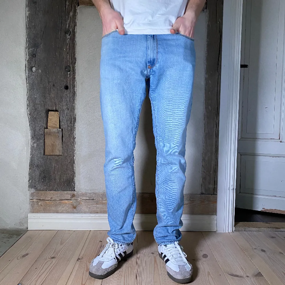 9/10 skick. Strl 31,32. Snygga acne jeans med perfekt ljusblå färg och wash. Om du har någon fundering är det bara att hoppa in i DM. Mvh StilKontoret. Jeans & Byxor.