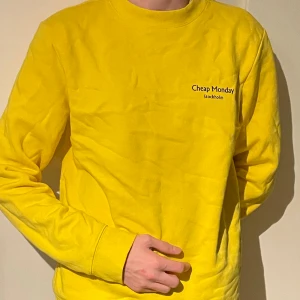 Gul cheap monday tröja - Gul cheap monday tröja i bra skick