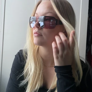 Svincoola brillor med lila inslag💜 - Jag kan tyvärr inte beskriva så mycket på dessa solglasögon då de var min farmors. De är i superfint skick och inte alls repiga. Jag kan bara säga att de är svincoola och är de din stil så kommer det bli wow!💜