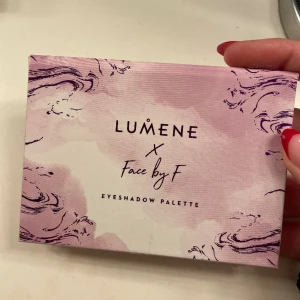 Lumene ögonskugspalett - Säljer denna helt nya ögonskuggspallet, aldrig använd helt oöppnad. Bara att skriva ifall ni undrar något💗