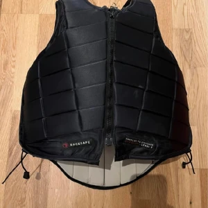 Racesafe säkerhetsväst  - säljer min Racesafe säkerhetsväst då den inte kommer till användning. använd fåtal gånger så bra skick. inköpt på våren 2023, nypris 3749kr