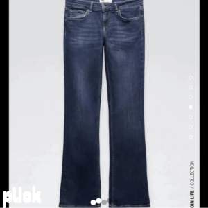Mörkblå zara jeans, säljer då de inte kommer till användning. Som nya om man bortser från längst ner på byxorna då jag gått på dom (bild tre).