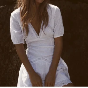 Vit klänning - Söt klänning, perfekt till studenten! Köpte här på plick men den va för stor på mig😔❤️