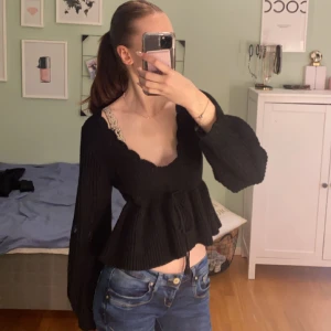 Svart Stickad Tröja - Säljer dessa pga att den inte används, original pris: 209, säljer för 60 inkl frakt 📦 Storlek: S! Kom priv för frågor 🪽