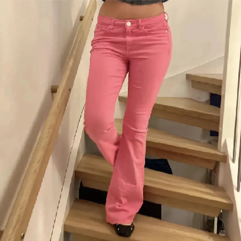 Otroligt fina rosa jeans i bra skick!! Köpta second hand⭐️. Jeans & Byxor.