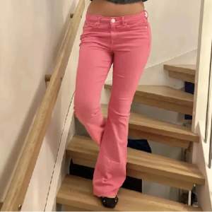 Otroligt fina rosa jeans i bra skick!! Köpta second hand⭐️