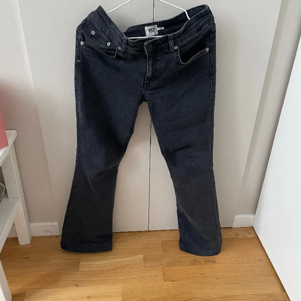 Säljer ett par svarta bootcut jeans från lager157. Jättesnygga men kommer ej till användning.  De är i short modell och passar mig som är 160 cm lång.  Köptes för 400 säljer för 250kr!  ❗️köparen står för frakten❗️. Jeans & Byxor.