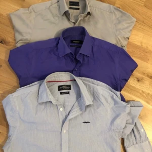 x3 skjortor  - Tre jättefina skjortor i storlek S —> 37/38. Märke Hampton republic och dressman. Säljs pga garderobrensning. Kika gärna på mina andra annonser, säljer mycket. Samfraktar gärna:) 