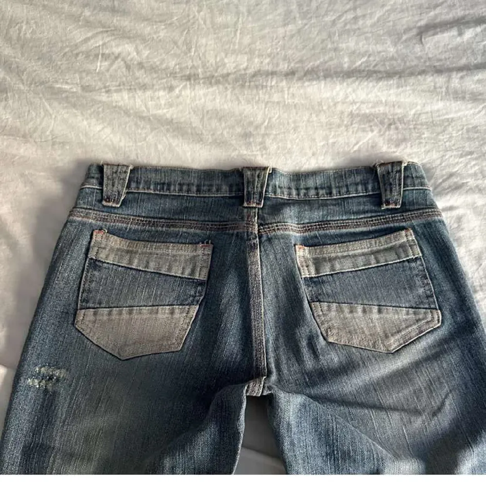 Säljer vidare dessa snygga lågmidjade jeans då jag köpte de här på plick men var tyvärr lite för stora, jag brukar ha 34/36. 💞(bilder från förra säljaren, midja: 39 cm Innerben:77, hon på bilden är 165 för referens❤️. Jeans & Byxor.
