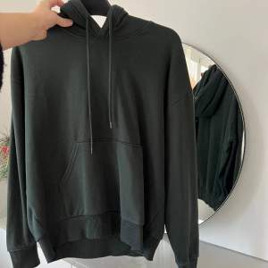 Mörkgrön hoodie från Weekday. Har en lite oversized fit. Använd Max 5 gånger, är därför i nyskick! Säljer då den inte används. Skicka för fler bilder. 