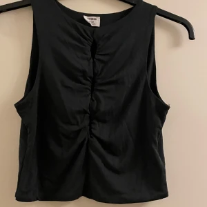 Snygg topp - Säljer denna snygga topp från Cotton on. Använd 1 gång så i superbra skick. Tredje bilden är hur den sitter.