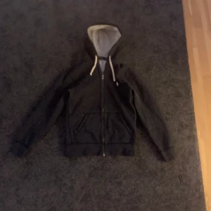 Ralph lauren zip - 10/10 sick, skit snygg! Lite suddig bild pga av min kamera men skriv för bättre bilder. 