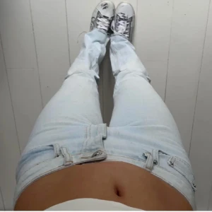 Mid/Low waist jeans - Säljer dessa slutsålda jeansen från zara. Innerbenslångd är 75 cm och midjemått ca 36 rätt över 💗