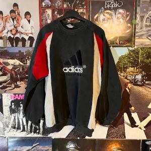Vintage adidas sweatshirt  - Otorligt fin och snygg sweatshirt! Inga hål eller revor! Små defekt på brodyrer men inge farligt! Dm vid frågor!