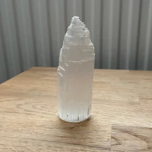 Selenit torn  - Selenit torn. 10cm hög. Väger ca 150g. Den på bilden är den man får. Kan inget om kristaller så vet inte om den är slipad eller rå men gissar på slipad. Använd köp nu. 
