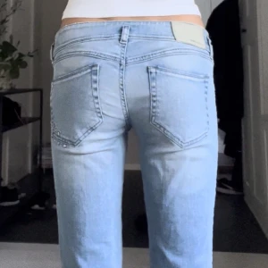 Diesel jeans  - Säljer dessa jätte fina diesel jeansen i bra skick. Jeansen är i storlek W27 L34. Midjemåttet tvärs över är cirka 37 cm. 