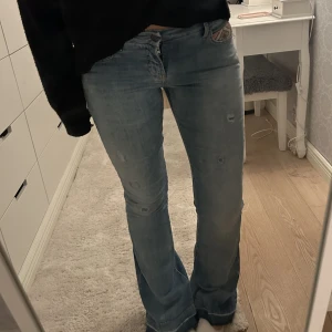 Jeans - Lågmidjade jeans, supersöta detaljer💘storleken skulle jag säga är 36 
