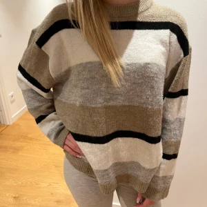 Multifärgad stickad tröja  - Säljer min ”multifärgade”, stickade hoodie som inte kommer till användning 💗superskönt material och superfin till hösten❣️