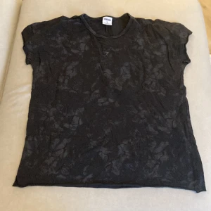 Gymshark kk fit - Svart t-shirt från gymsharks kollektion med KK-fit. Använd och trycket på ryggen har spruckit vilket syns bäst på sista bilden. I övrigt är tröjan i bra skick